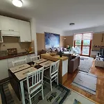 Apartman Lari